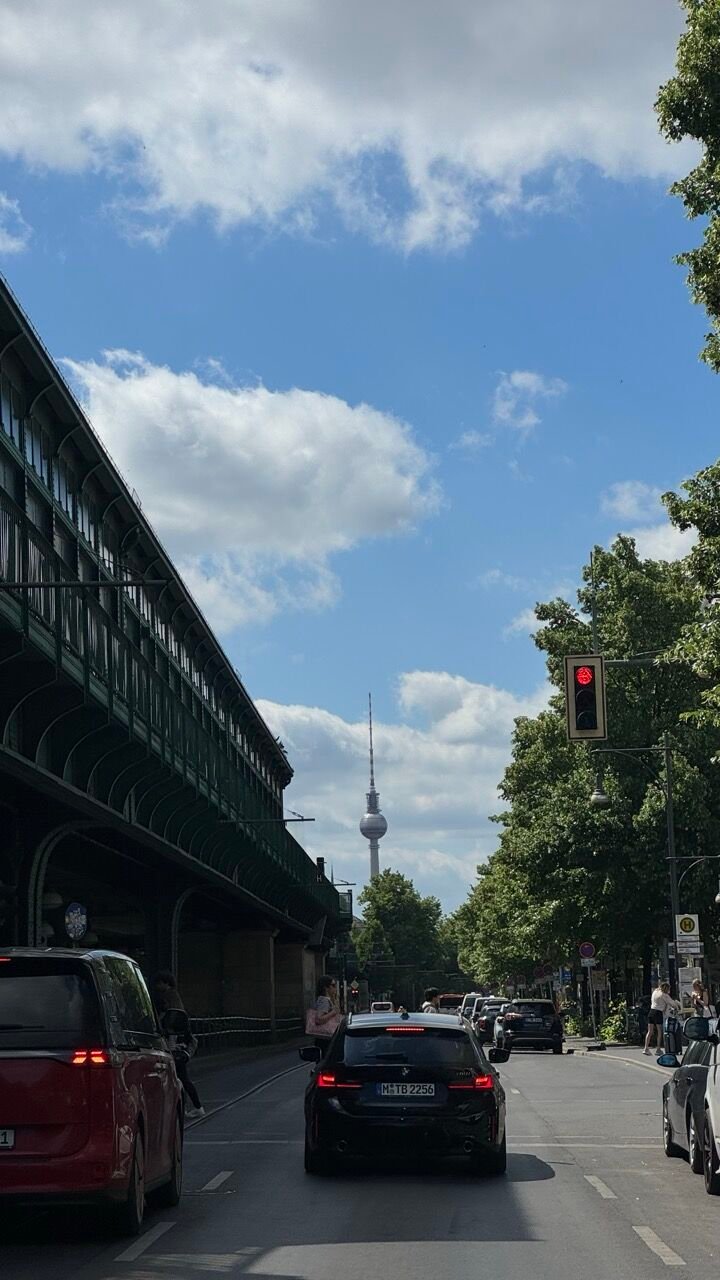 Berliner Straße mit Hochbahnviadukt und dem Fernsehturm am Horizont