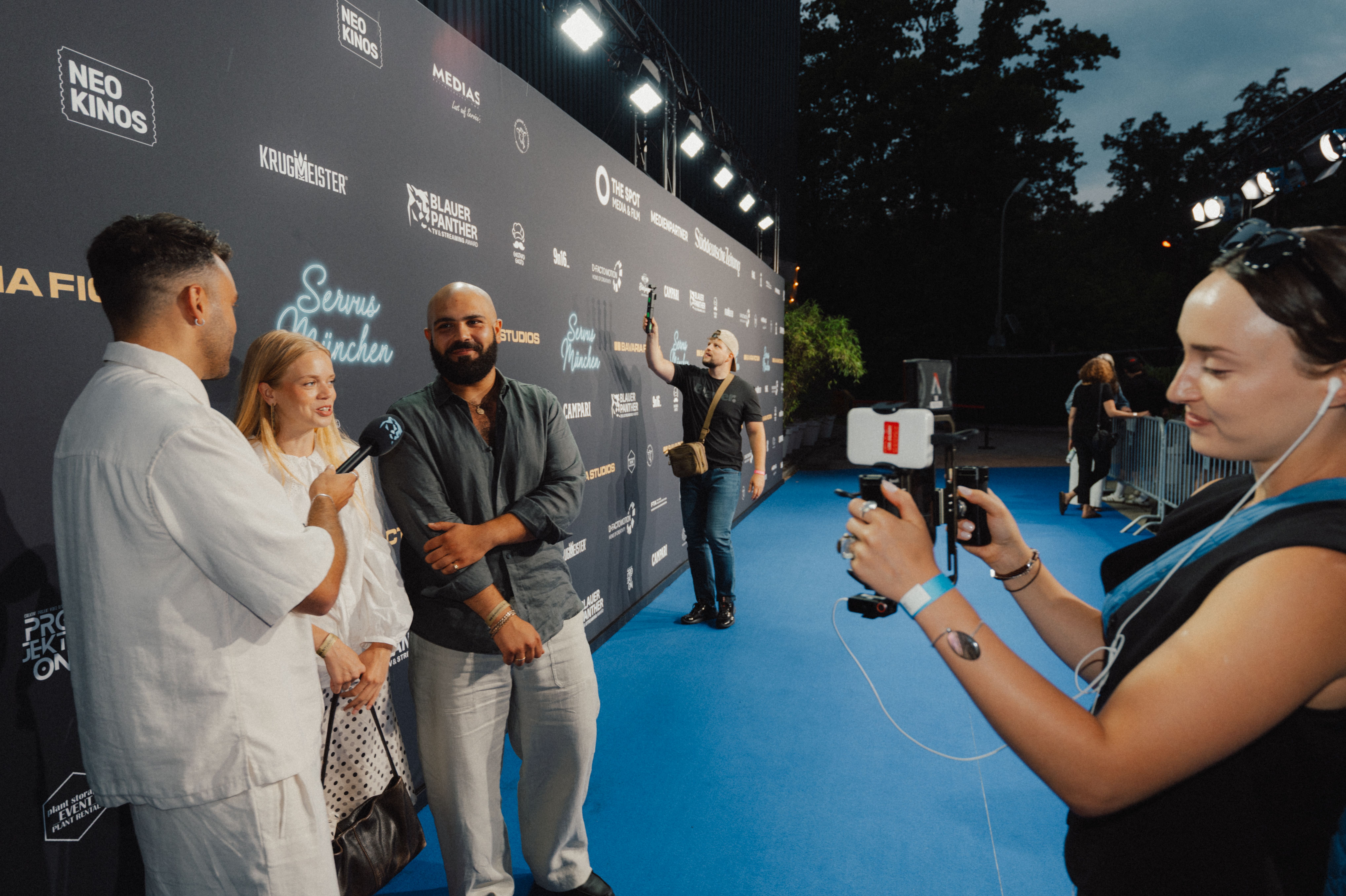 Blauer Teppich der Servus München Party mit Interview vor der Sponsorenwand
