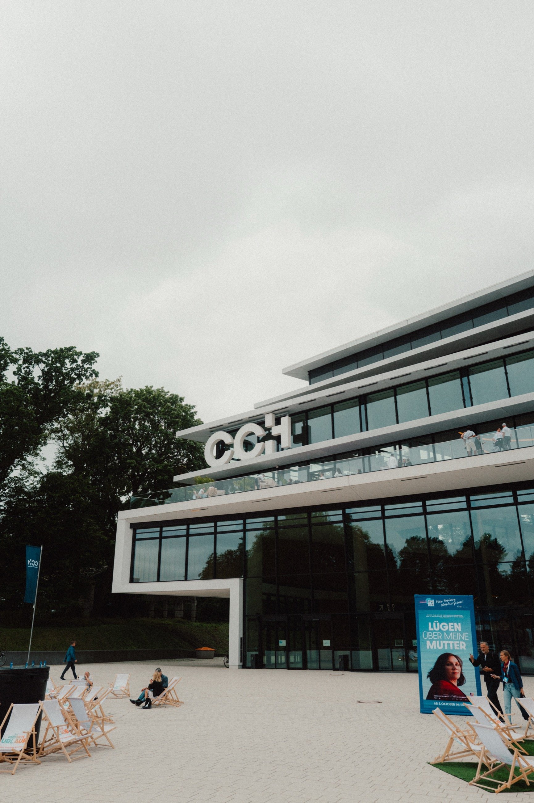 Der Vorplatz des CCH mit Liegestühlen und einem Filmplakat, im Hintergrund der CCH Schriftzug