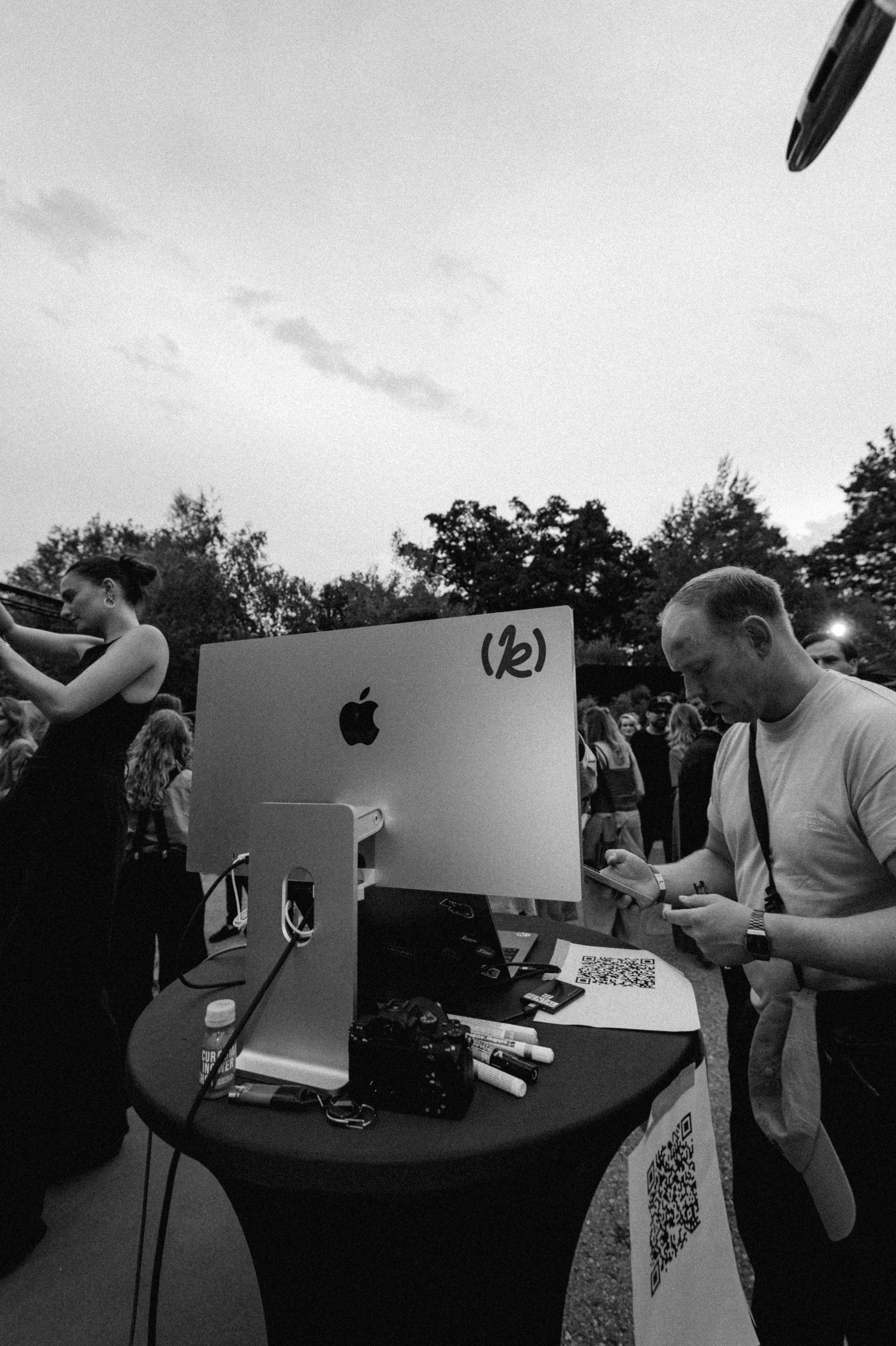 Die Foto-Station mit iMac, Kamera und QR-Codes