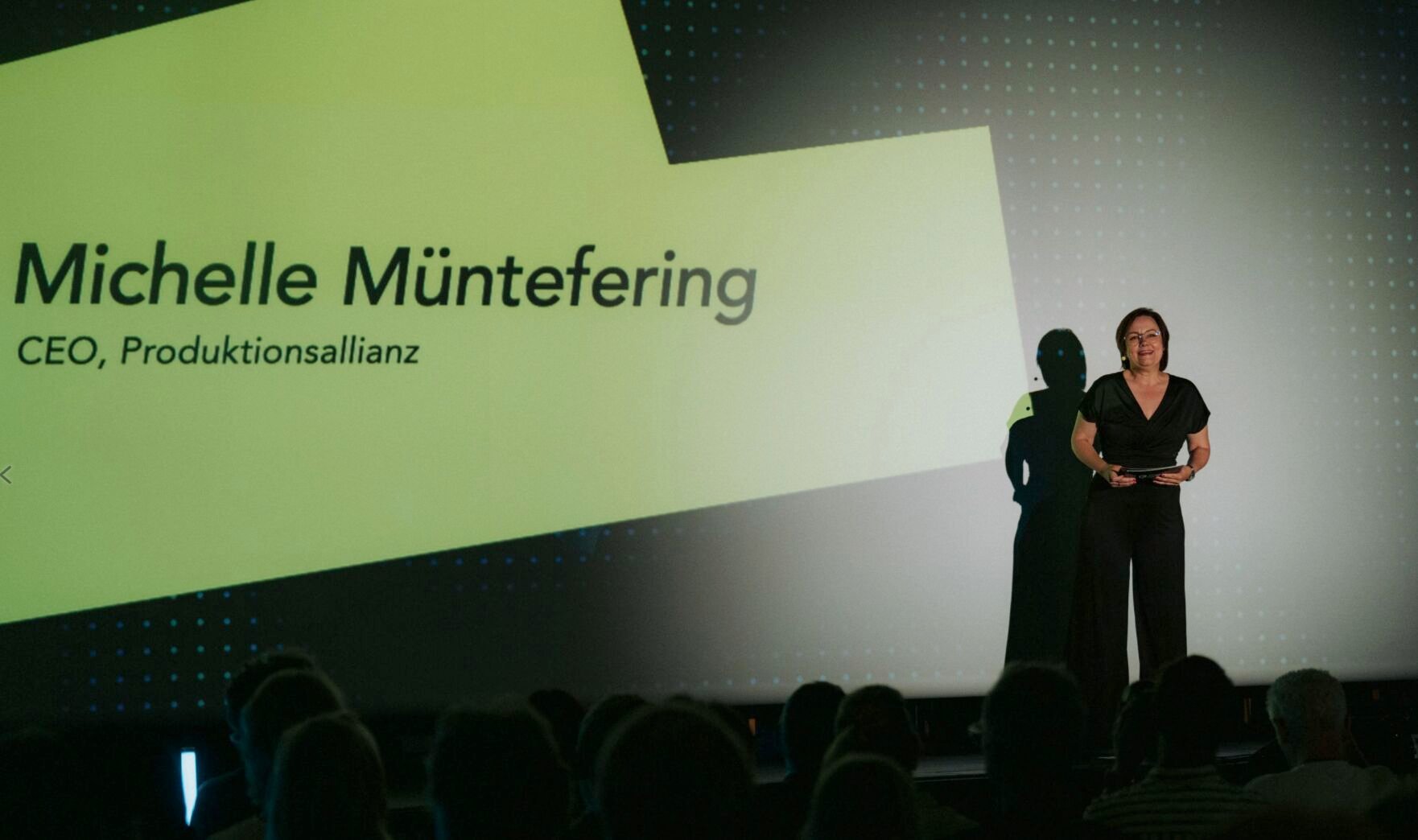 Michelle Müntefering auf der Bühne der Creators Conference, hinter ihr eine große Projektion mit ihrem Namen und der Funktion CEO Produktionsallianz