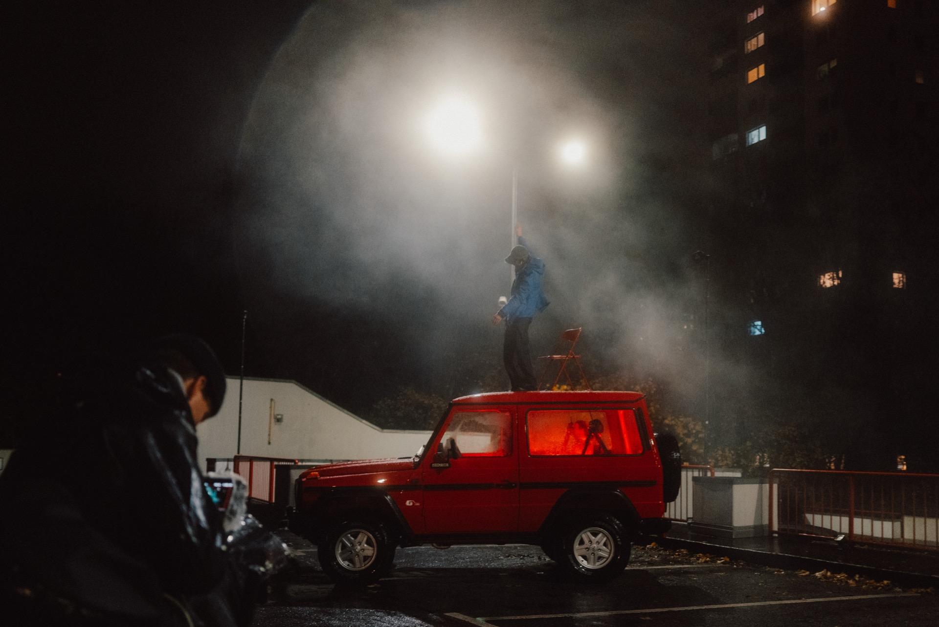 Feuerwerk über einem roten Pickup in der Nacht
