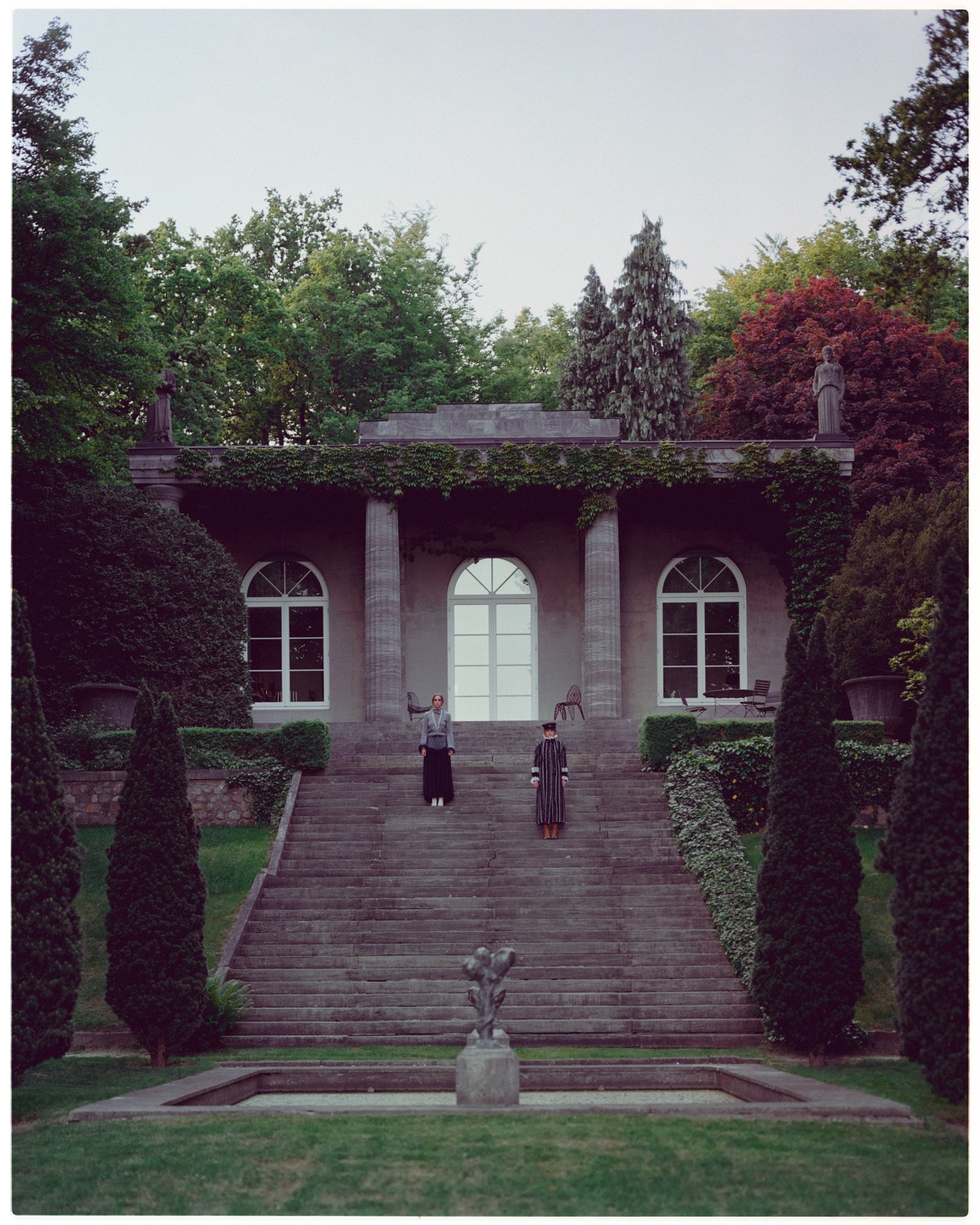 Model im Park der Villa Jako