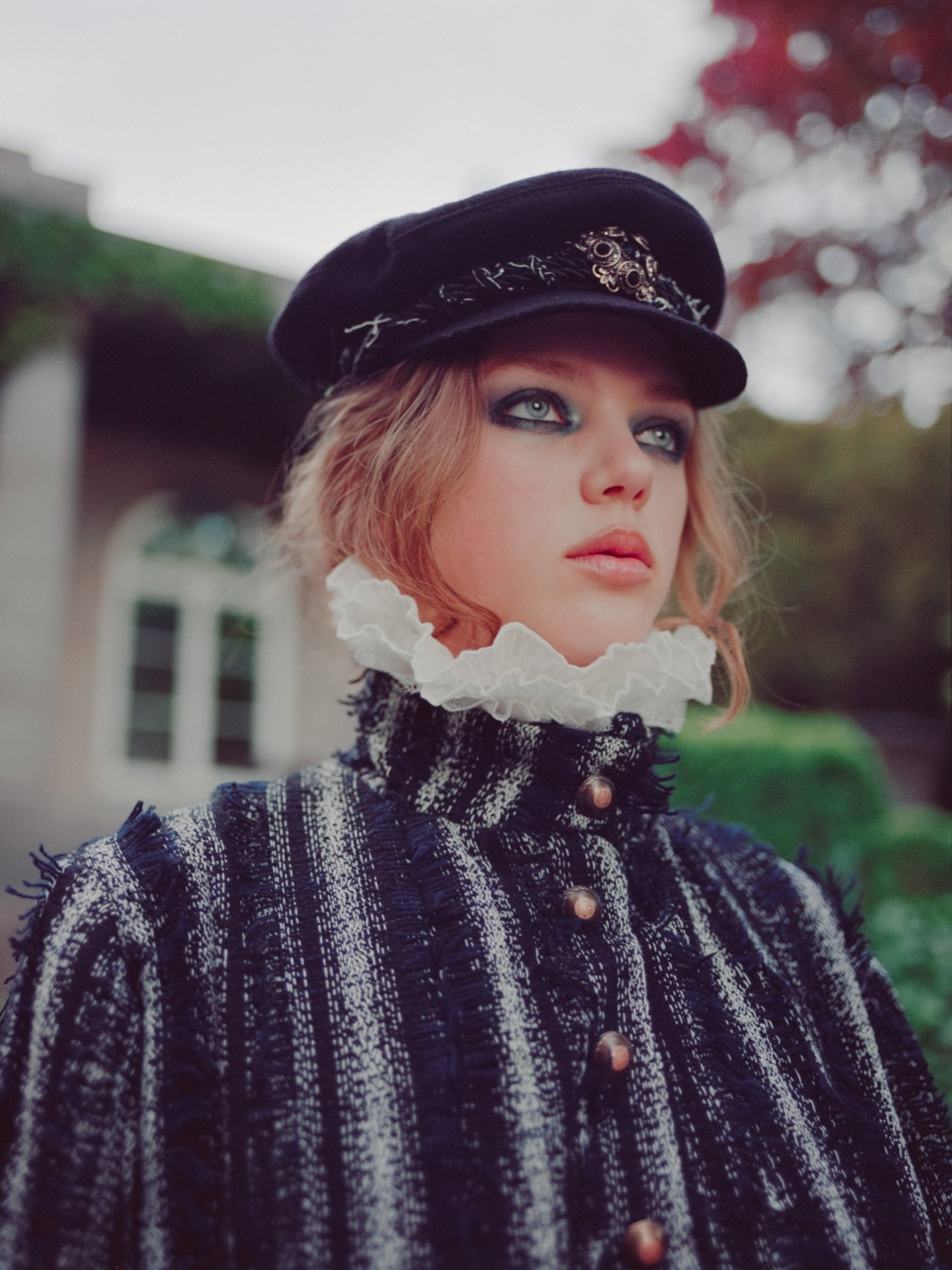 Model mit Elbsegler-Mütze, Tweed und Schleier aus der Heimathafen-Kollektion