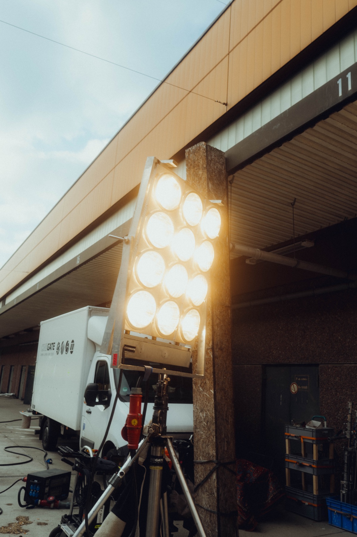 Großes Lichtpanel gegen den Himmel